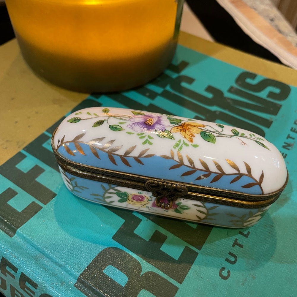 ANTIQUE JEWERLY BOX HAND PAINTED FRENCH Style  PORCELAIN HINGED BOX